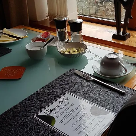 לינה וארוחת בוקר Church View House F56h977 4*